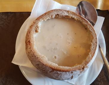 Cremesuppe im Brotlaib Cremesuppe im Brotlaib