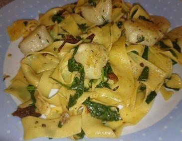 Pasta mit Spinat, Tomaten und Jakobsmuscheln Pasta mit Spinat, Tomaten und Jakobsmuscheln