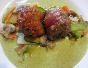 Schweinsfilet mit Gemüse an Bärlauch-Käse-Sauce Schweinsfilet mit Gemüse an Bärlauch-Käse-Sauce