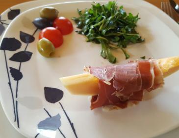 Zuckermelone mit Prosciutto und Feigendressing Zuckermelone mit Prosciutto und Feigendressing