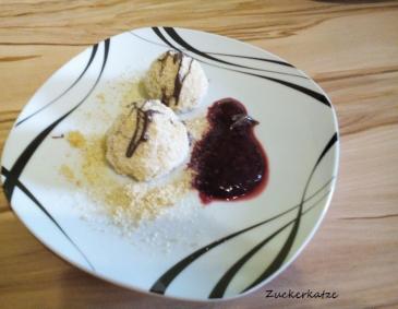 Nougat-Bananen-Knödel mit Himbeersauce Nougat-Bananen-Knödel mit Himbeersauce