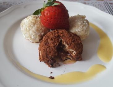 Mini-Knödel mit Eierlikörpralinen-Füllung Mini-Knödel mit Eierlikörpralinen-Füllung