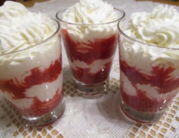 Vanillecreme mit Erdbeermousse Vanillecreme mit Erdbeermousse