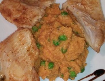 Süßkartoffelpüree mit Erbsen und Fisch Süßkartoffelpüree mit Erbsen und Fisch