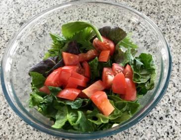 Bunter Salat mit Wildkräutern Bunter Salat mit Wildkräutern