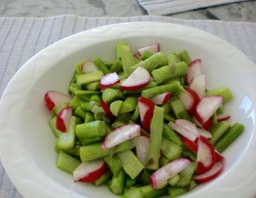 Lauwarmer Spargelsalat mit Radieschen Lauwarmer Spargelsalat mit Radieschen