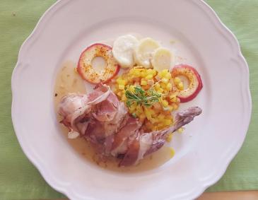 Kaninchenkeule mit Kartoffel-Risotto, Pastinake und Apfel Kaninchenkeule mit Kartoffel-Risotto, Pastinake und Apfel