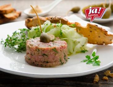 Beef Tatar vom Kalb mit Gurkenspaghettini und Vollkorncrostini Beef Tatar vom Kalb mit Gurkenspaghettini und Vollkorncrostini