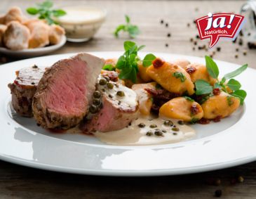 Schweinsmedaillons mit Pfeffersauce und Paradeisergnocchi Schweinsmedaillons mit Pfeffersauce und Paradeisergnocchi