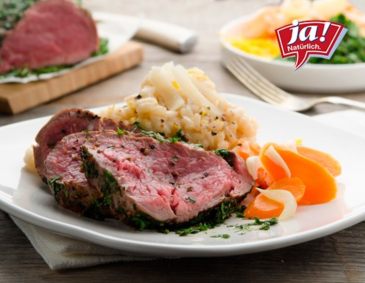 Niedertemperaturgegartes Rindsfilet mit Zitronen-Pfefferrisotto und glacierten Karotten Niedertemperaturgegartes Rindsfilet mit Zitronen-Pfefferrisotto und glacierten Karotten