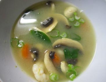 Miso-Suppe mit Gemüse und Garnelen Miso-Suppe mit Gemüse und Garnelen