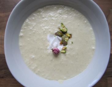 Kokosjoghurtdessert mit Pistazien Kokosjoghurtdessert mit Pistazien