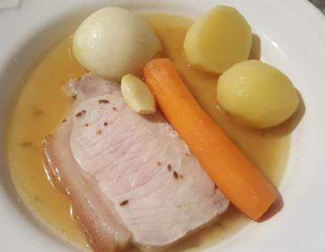 Schweinsbraten mit Gemüse Schweinsbraten mit Gemüse