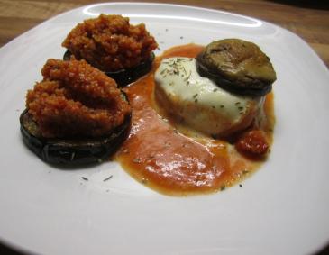 Überbackene Schweinsmedaillons mit Tomatencouscous und Gemüse Überbackene Schweinsmedaillons mit Tomatencouscous und Gemüse