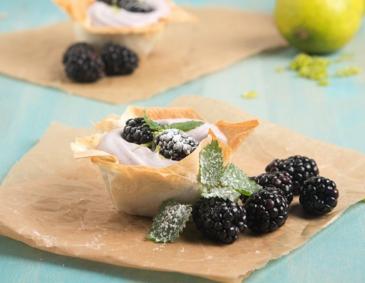 Brombeer-Limettenmousse im Strudelteigkörbchen Brombeer-Limettenmousse im Strudelteigkörbchen