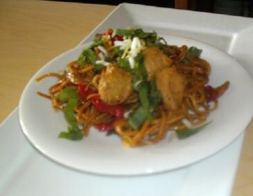 Mie-Nudeln mit Hühnerfleisch und Bärlauchstreifen Mie-Nudeln mit Hühnerfleisch und Bärlauchstreifen