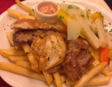Grillplatte mit Gemüse und Pommes Grillplatte mit Gemüse und Pommes