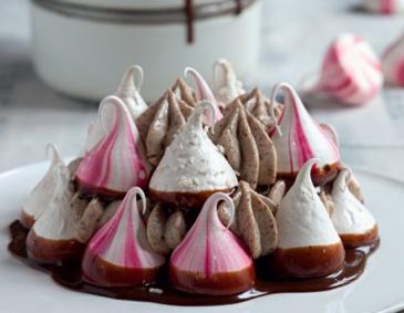 Mini-Baisertorte mit Haselnuss-Mascarponecreme Mini-Baisertorte mit Haselnuss-Mascarponecreme
