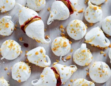 Mini-Baisers mit Himbeeren und Erdnüssen Mini-Baisers mit Himbeeren und Erdnüssen