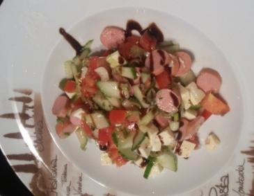 Griechischer Salat mit Würsteln Griechischer Salat mit Würsteln