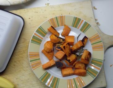 Roh gebratene Süsskartoffeln Roh gebratene Süsskartoffeln