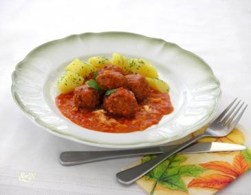 Fleischbällchen mit roter Sherrysauce (Albóndigas con salsa al jerez) Fleischbällchen mit roter Sherrysauce (Albóndigas con salsa al jerez)