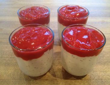 Chiadessert mit Erdbeersauce Chiadessert mit Erdbeersauce