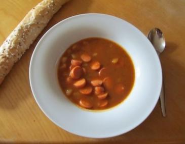 Rote Erdäpfelsuppe mit Frankfurter Rote Erdäpfelsuppe mit Frankfurter