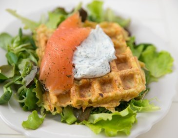 Waffeln mit Lachs und Dillsauce