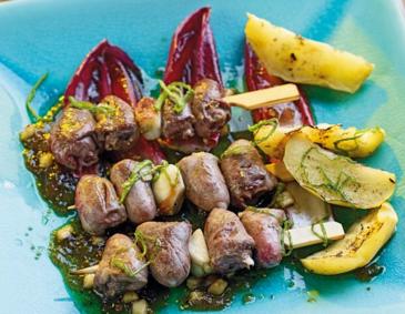 Hendlherzenspieß mit Apfel & Radicchiogemüse Hendlherzenspieß mit Apfel & Radicchiogemüse