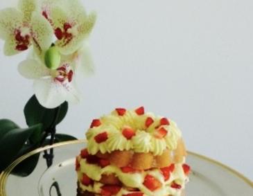Gefüllter Gugelhupf mit Eierlikör-Tonka-Creme Gefüllter Gugelhupf mit Eierlikör-Tonka-Creme