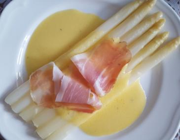 Spargel mit Sauce Hollandaise und Vulcano Schinken Spargel mit Sauce Hollandaise und Vulcano Schinken