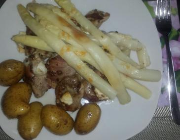 Schweinsmedaillons mit Spargel und Frühkartoffeln