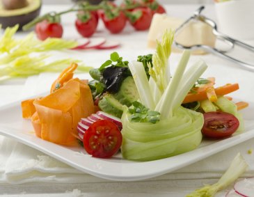 Bunte Salatplatte mit Rohkost und Parmesandressing Bunte Salatplatte mit Rohkost und Parmesandressing