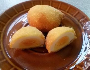 Frittierte Eier mit Saucen Frittierte Eier mit Saucen