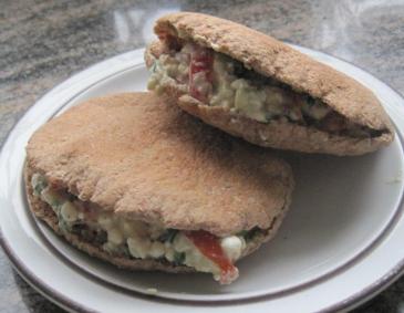 Pitabrot mit Avocado und Hüttenkäse Pitabrot mit Avocado und Hüttenkäse