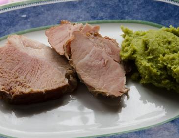 Geselchtes Mit Erbsenpüree Geselchtes Mit Erbsenpüree