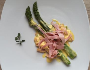 Spargel mit Schinken und Sauce Hollandaise Spargel mit Schinken und Sauce Hollandaise