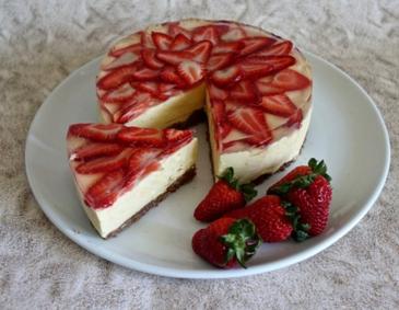 Erdbeertorte mit Eierlikörcreme Erdbeertorte mit Eierlikörcreme
