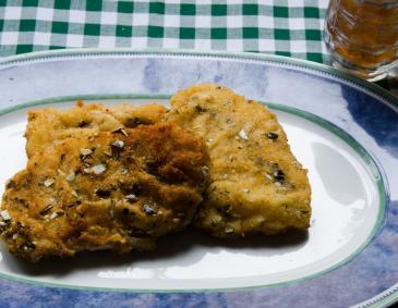 Lammschnitzel in Kürbiskernpanier und Apfelkompott Lammschnitzel in Kürbiskernpanier und Apfelkompott