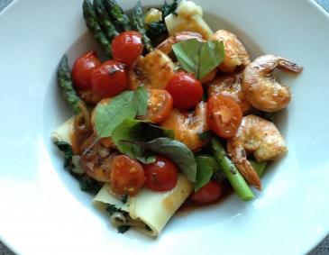 Spinatlasagneröllchen mit Spargel und Garnelen Spinatlasagneröllchen mit Spargel und Garnelen