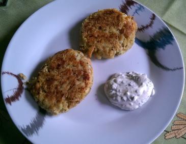Karotten-Kohlrabi Laibchen mit Sauerrahmdip Karotten-Kohlrabi Laibchen mit Sauerrahmdip