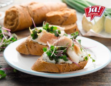 Kornspitzbaguette mit Räuchersaibling und Cottage Cheese Kornspitzbaguette mit Räuchersaibling und Cottage Cheese