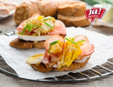 Kornspitzbaguette mit Camembert und Eierspeise Kornspitzbaguette mit Camembert und Eierspeise