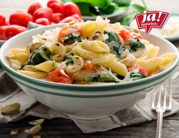 Penne mit cremigem Babyspinat, Kirschtomaten und Cashews Penne mit cremigem Babyspinat, Kirschtomaten und Cashews