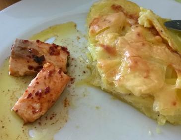 Honig-Chili Lachs mit Kartoffelgratin Honig-Chili Lachs mit Kartoffelgratin
