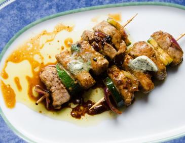 Feuriger Husarenspieß mit Paprikagemüse Feuriger Husarenspieß mit Paprikagemüse