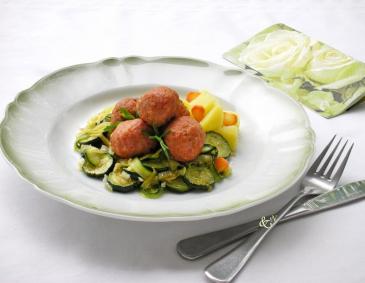 Zucchini-Gemüse mit Fleischbällchen Zucchini-Gemüse mit Fleischbällchen