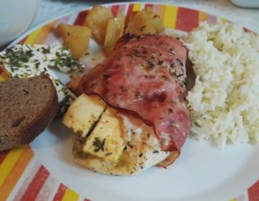 Mit Feta gefüllte Hühnerbrüste im Schinkenmantel Mit Feta gefüllte Hühnerbrüste im Schinkenmantel