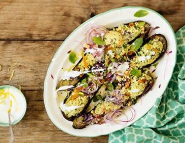Melanzanischiffchen mit Couscousfülle Melanzanischiffchen mit Couscousfülle